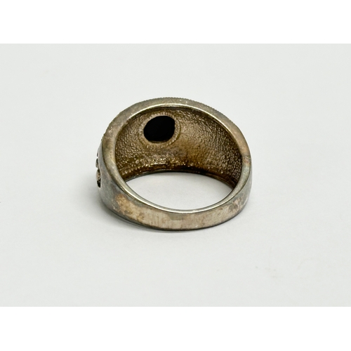 539R - A silver ring. Size P.