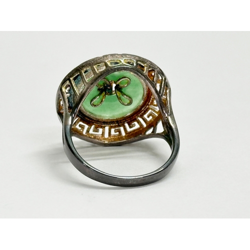 539W - A large silver green stone ring. Size P