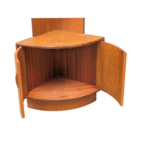 1004 - A G-Plan 'Fresco' Mid Century teak corner unit. 65x198.5cm