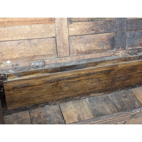 1005 - A large Early 18th Century oak coffer / storage box. 157x56.5x61cm