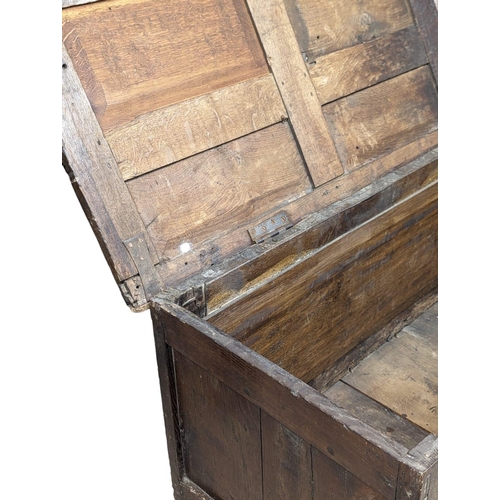 1005 - A large Early 18th Century oak coffer / storage box. 157x56.5x61cm