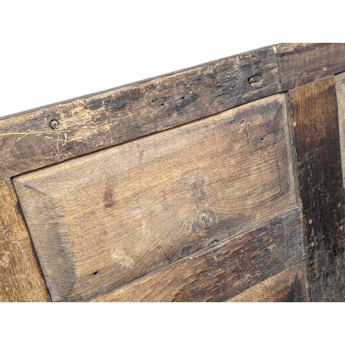 1005 - A large Early 18th Century oak coffer / storage box. 157x56.5x61cm