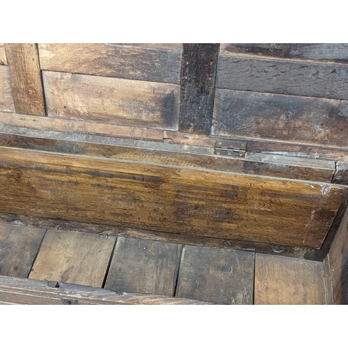 1005 - A large Early 18th Century oak coffer / storage box. 157x56.5x61cm