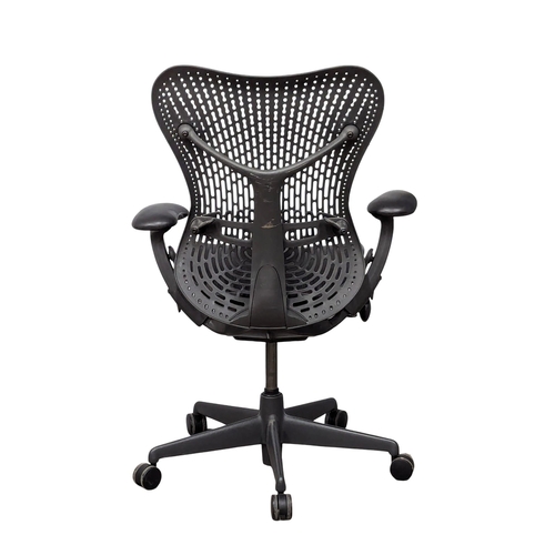 814 - A Herman Miller 'Mirra' swivel desk chair.