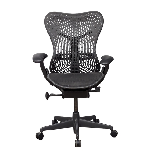 814 - A Herman Miller 'Mirra' swivel desk chair.