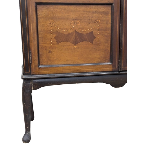 929 - An Edwardian inlaid mahogany display cabinet. 90x32x159cm