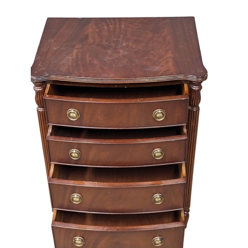 962 - A Georgian style mahogany bow front chest of drawers. 54.5x40x71cm