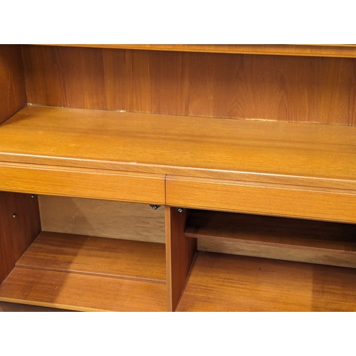 975 - A large McIntosh Mid Century teak living room unit. 180x41x193cm