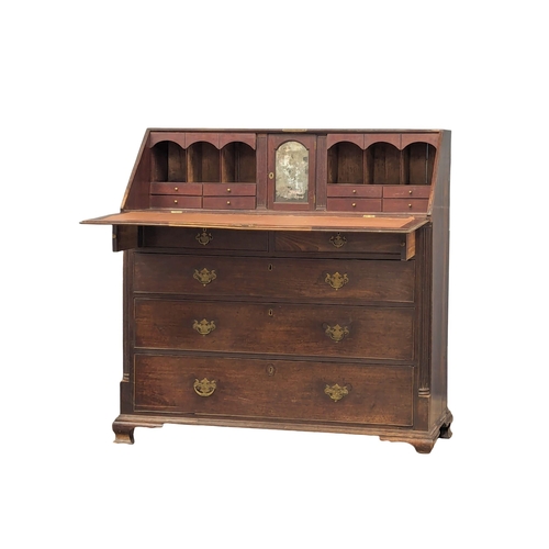 995 - A large George III mahogany writing bureau. Circa 1800. 116.5x55x120cm