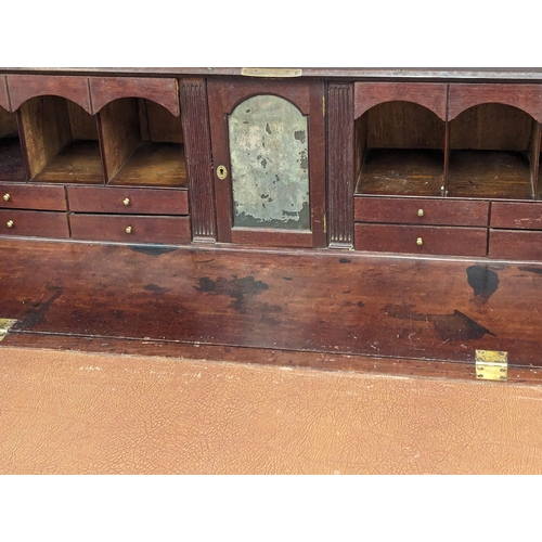 995 - A large George III mahogany writing bureau. Circa 1800. 116.5x55x120cm