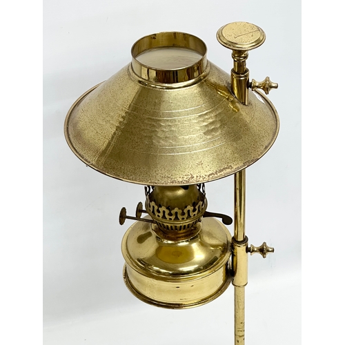 686 - A vintage brass telescopic oil lamp. 60cm