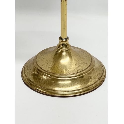 686 - A vintage brass telescopic oil lamp. 60cm