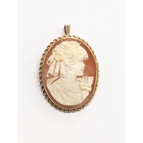 540J - A vintage 9ct gold cameo brooch/pendant. 2.5x4cm. Total weight 6.4g.