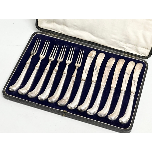 540S - A set of silver butter knives and forks in case. Sheffield 1923. 330.58 grams. 29x20cm