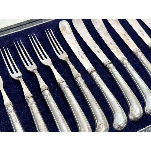 540S - A set of silver butter knives and forks in case. Sheffield 1923. 330.58 grams. 29x20cm