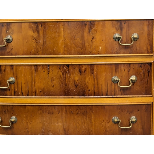 1015 - A Georgian style yew wood bow front chest of drawers. 73x43.5x80.5cm