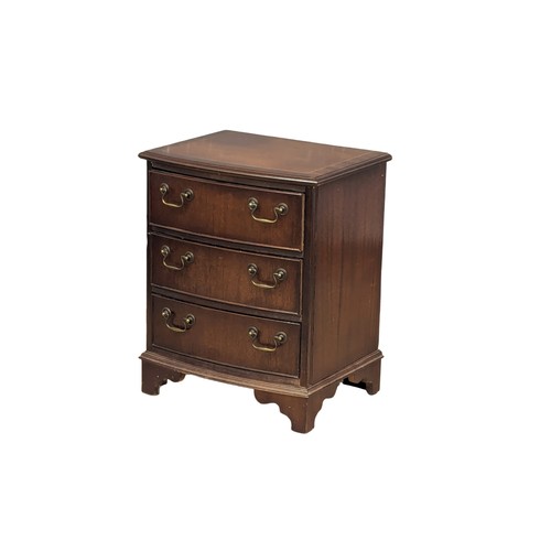 1024 - A small Georgian style mahogany bow front chest of drawers. 50.5x39x62cm