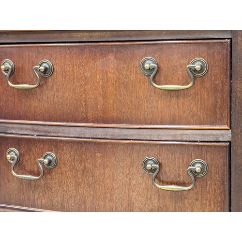 1024 - A small Georgian style mahogany bow front chest of drawers. 50.5x39x62cm