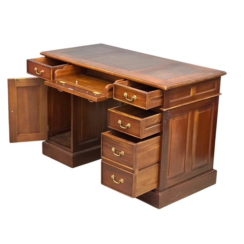 1053 - A Georgian style mahogany pedestal desk with leather top. 121x60x80cm