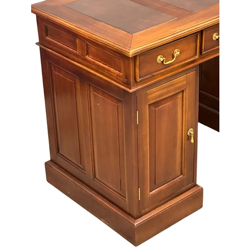 1053 - A Georgian style mahogany pedestal desk with leather top. 121x60x80cm