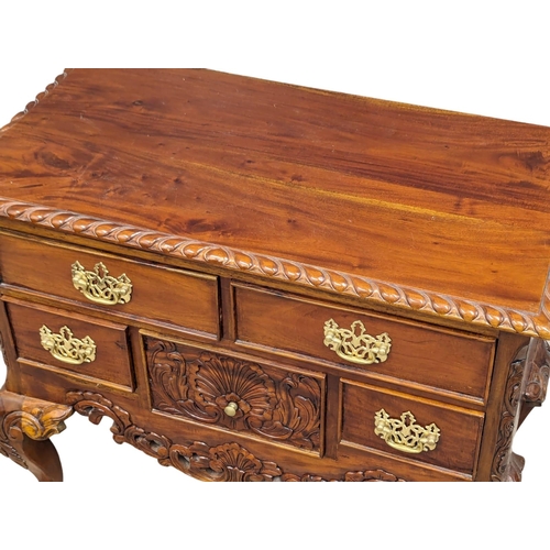 1064 - An American Pennsylvania Chippendale style mahogany chest of drawers on cabriole legs, 90cm x 47cm x... 