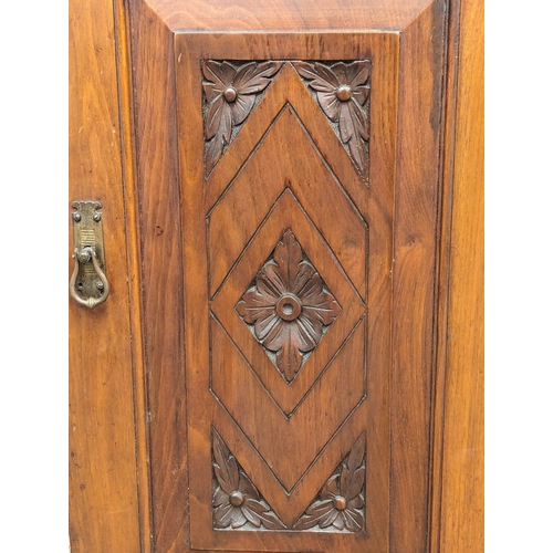 1066 - An Edwardian walnut bedside locker. 40.5x33.5x77cm