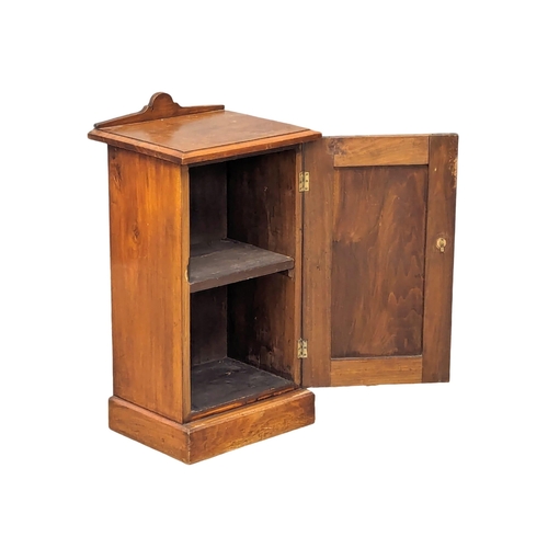 1066 - An Edwardian walnut bedside locker. 40.5x33.5x77cm