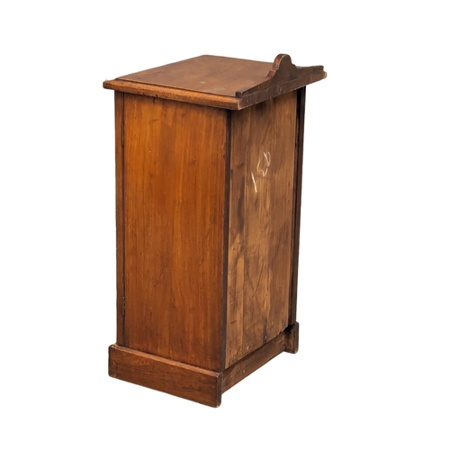 1066 - An Edwardian walnut bedside locker. 40.5x33.5x77cm