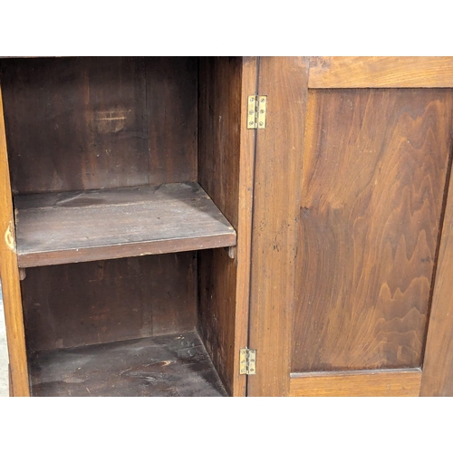 1066 - An Edwardian walnut bedside locker. 40.5x33.5x77cm