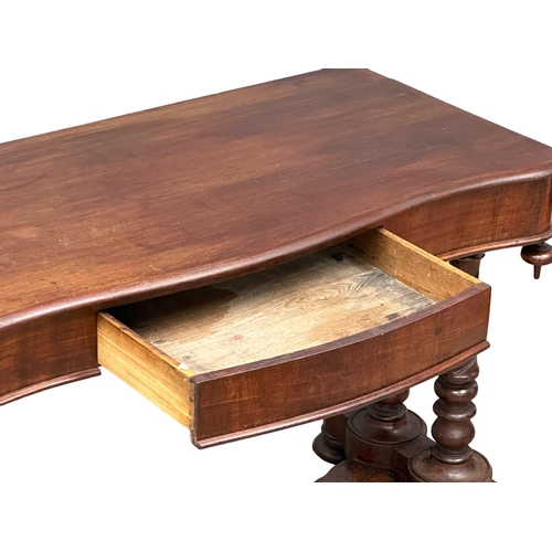 1098 - A Victorian mahogany serpentine front side table with drawer. Circa 1840-1850. 116x52x70