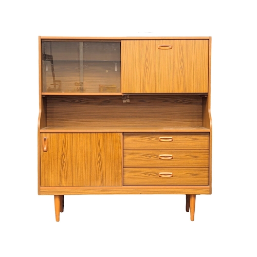 1100 - A Mid Century living room unit by Schreiber. 122x40.5x131cm