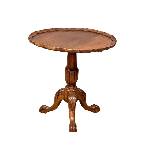 1104 - A Chippendale style mahogany tilt top pedestal table. 76x74cm