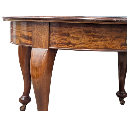 1105 - An early 20th Century mahogany telescopic dining table with 2 leaves, 185cm x 113cm x 76cm extended.