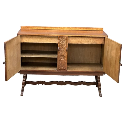 1113 - An Early/Mid 20th Century oak sideboard with 2 doors and 2 interior drawers. 137x53x103cm.