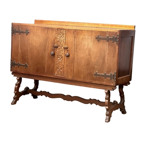 1113 - An Early/Mid 20th Century oak sideboard with 2 doors and 2 interior drawers. 137x53x103cm.