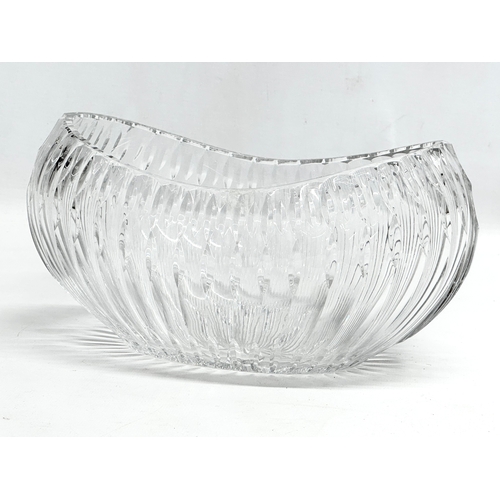 768 - 2 large Irish crystal bowls. 20.5x14cm. 25x15x13cm