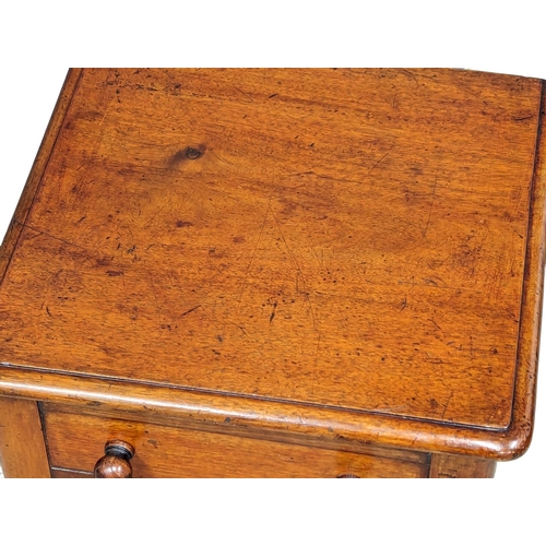 1130 - A Victorian mahogany commode / storage box. 44x42.5x44cm