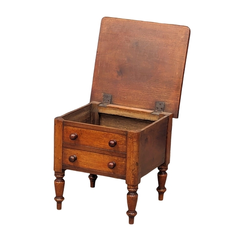 1130 - A Victorian mahogany commode / storage box. 44x42.5x44cm