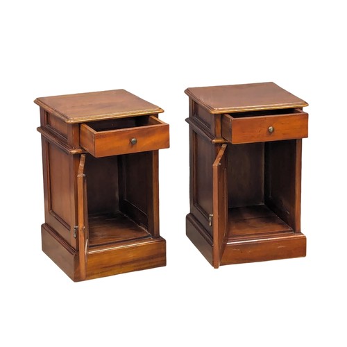 930 - A pair of Victorian style mahogany bedside cabinets. 40x39x65cm