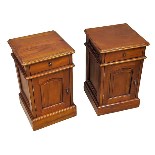 930 - A pair of Victorian style mahogany bedside cabinets. 40x39x65cm