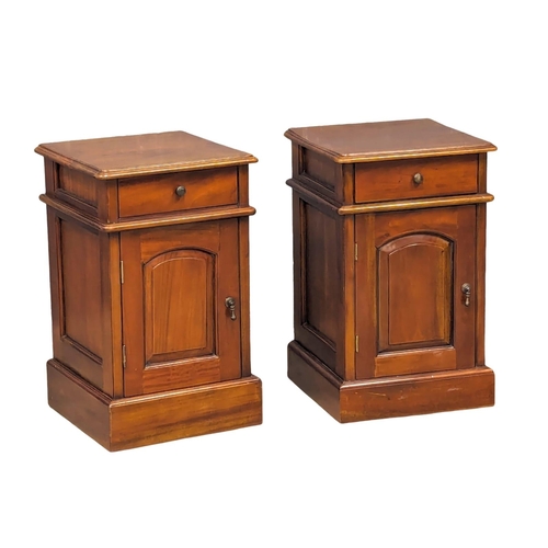 930 - A pair of Victorian style mahogany bedside cabinets. 40x39x65cm