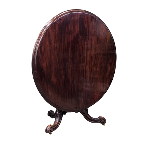 1119 - A Victorian mahogany pedestal tilt top breakfast table / dining table on Cabriole legs. 131x77cm