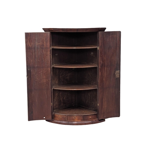 1140 - A George III mahogany wall hanging corner cabinet with 3 fitted shelves and drawers. Circa 1790. 69x... 