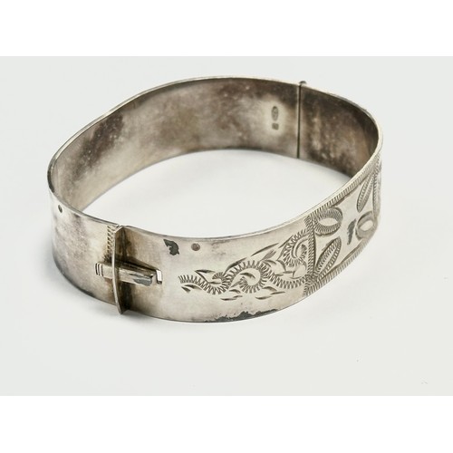 487 - A vintage silver bangle, 33.3 grams