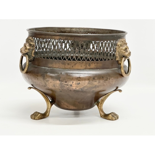 26 - A good quality Late 19th Century William Soutter and son’s Soutterware copper jardiniere /planter, w... 