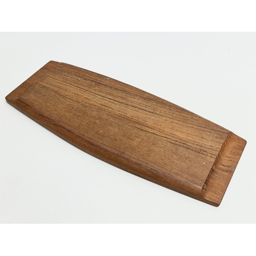 116 - A 1960’s Mid Century teak surfboard cheese board with tile top. 40.5x16.5cm.