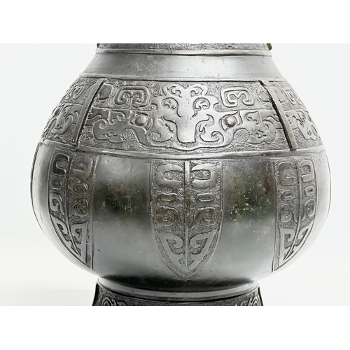 5 - A Late Ming Dynasty (1368-1644) Chinese bronze pot. Emperor Chongzhen/nianhao (1627-1644) 25x40cm.