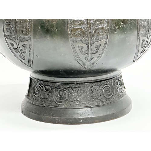 5 - A Late Ming Dynasty (1368-1644) Chinese bronze pot. Emperor Chongzhen/nianhao (1627-1644) 25x40cm.