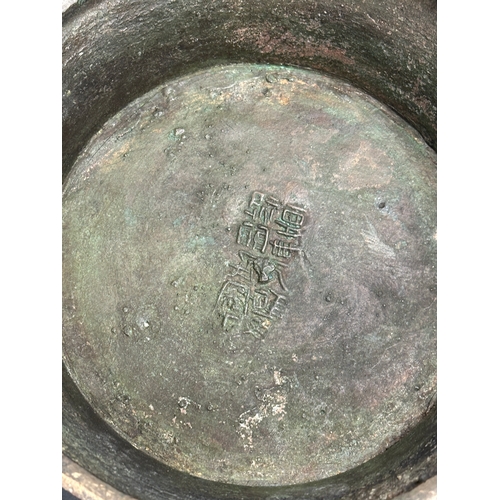 5 - A Late Ming Dynasty (1368-1644) Chinese bronze pot. Emperor Chongzhen/nianhao (1627-1644) 25x40cm.