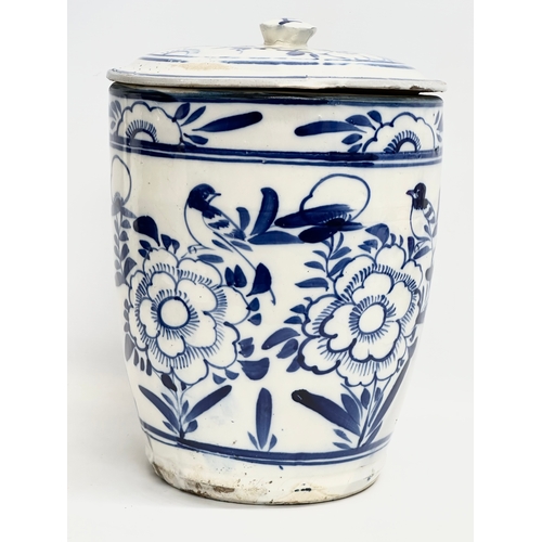 193 - A large Chinese blue and white glazed stoneware jar with cover. 28x37cm